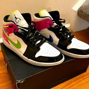 2020
Air Jordan 1 Mid SE 'Cyber Active Fuchsia'